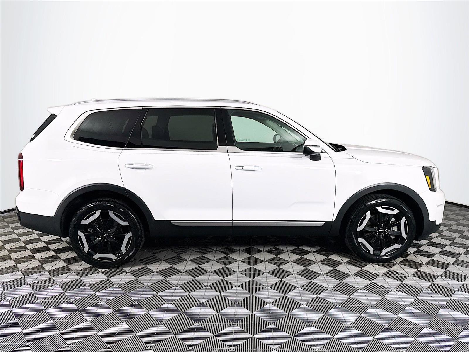 Certified 2023 Kia Telluride S image 8