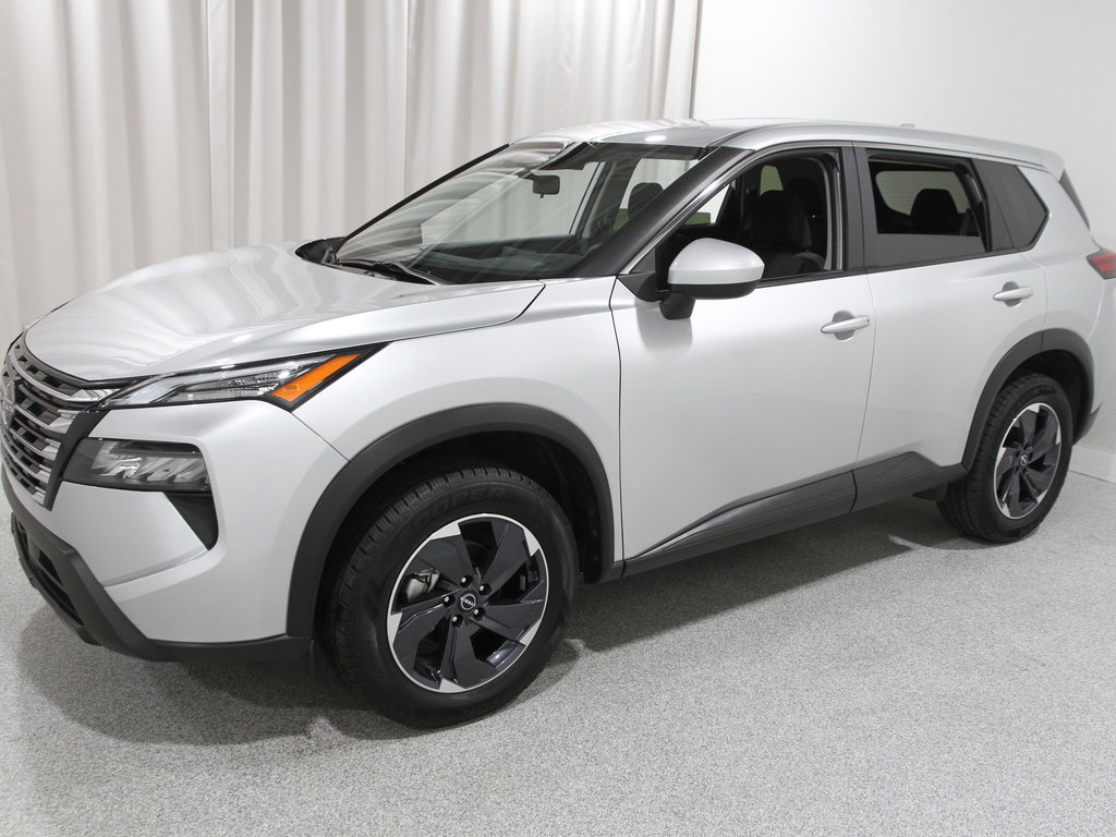 Used 2024 Nissan Rogue SV image 3
