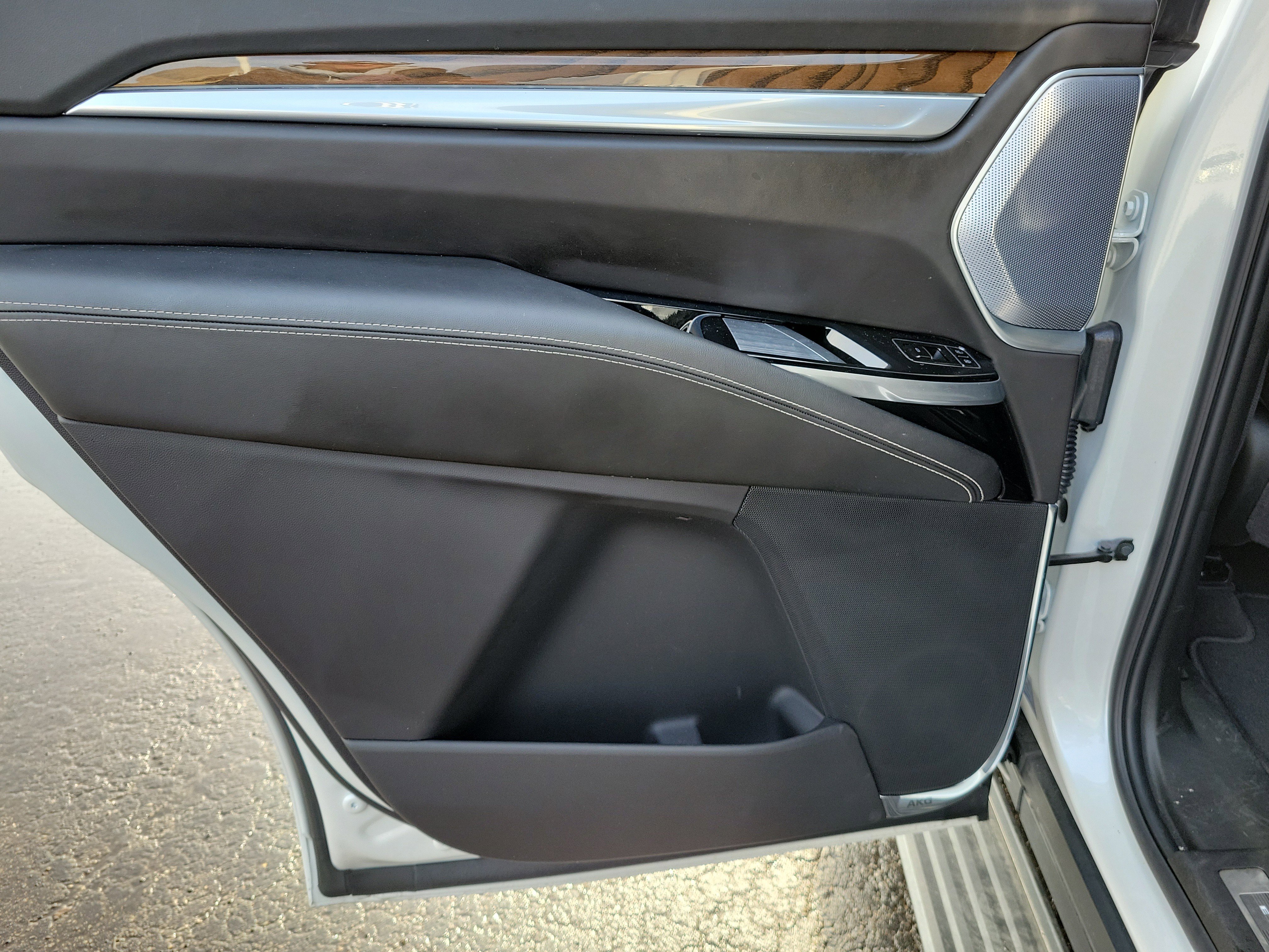 Used 2025 Cadillac Escalade Sport Platinum w/ LPO, ONYX Package image 16