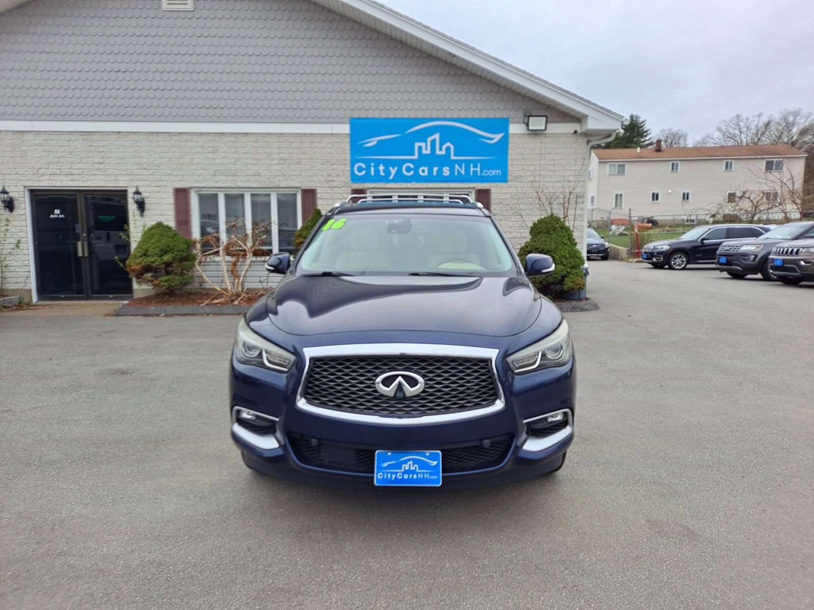Used 2016 INFINITI QX60 Luxe w/ Deluxe Technology Package AWD/4WD image 3