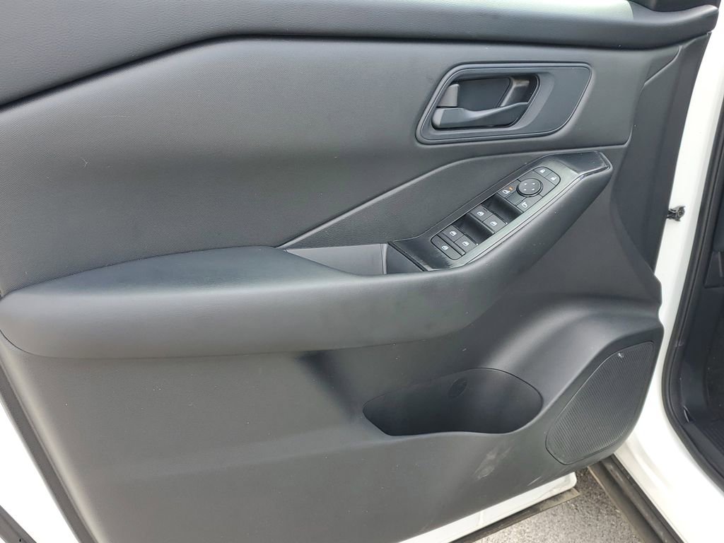 Used 2024 Nissan Rogue S AWD/4WD image 18