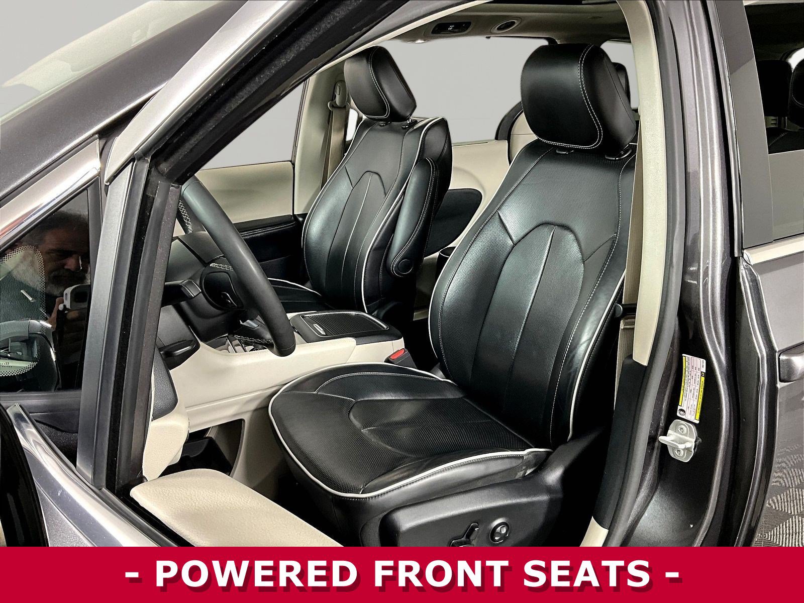 Used 2023 Chrysler Pacifica Limited FWD image 21
