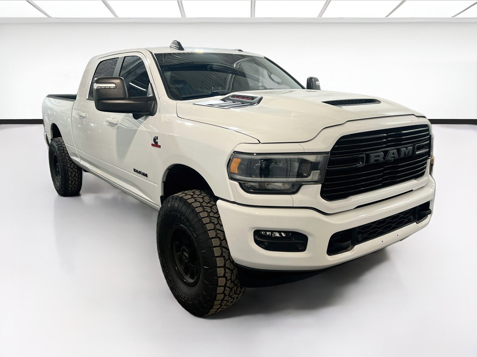 Used 2024 RAM 2500 Laramie w/ Night Edition AWD/4WD image 3