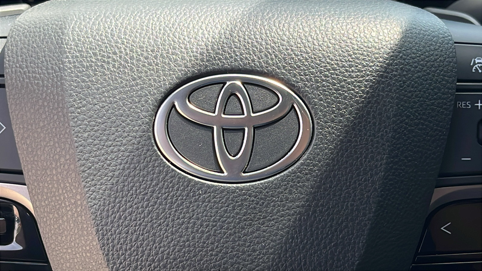 Used 2025 Toyota Camry SE w/ Convenience Package FWD image 17