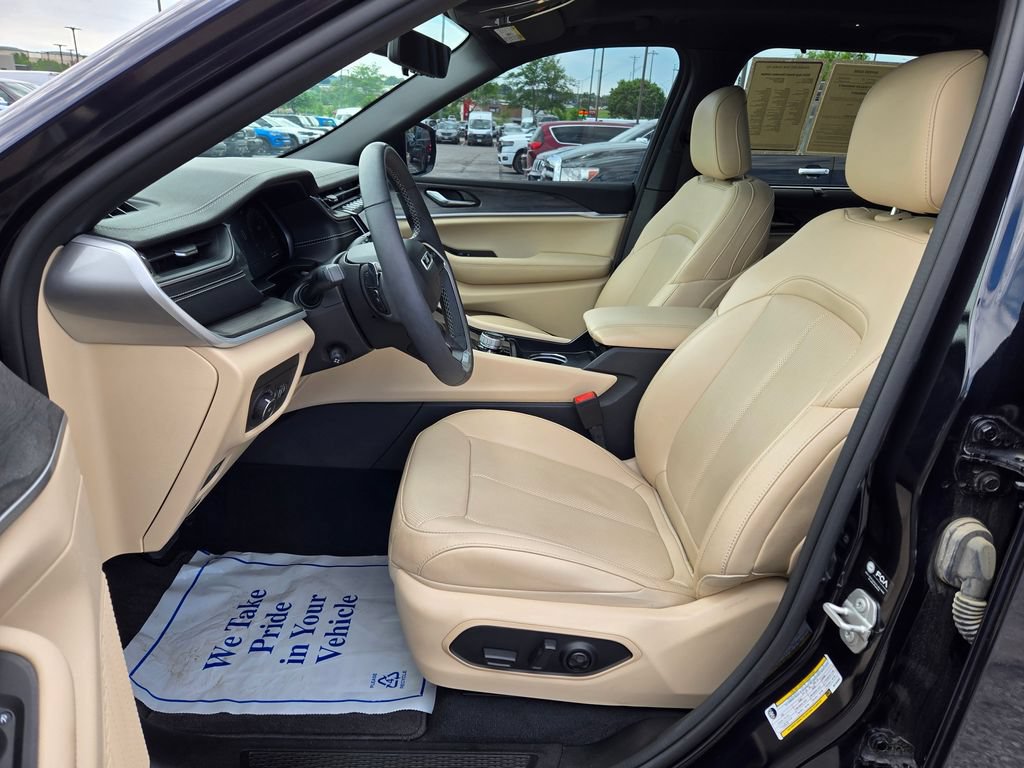Used 2024 Jeep Grand Cherokee Limited w/ Luxury Tech Group II AWD/4WD image 17