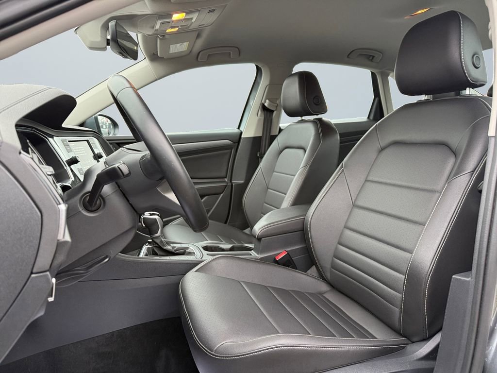 Used 2022 Volkswagen Jetta SE image 9