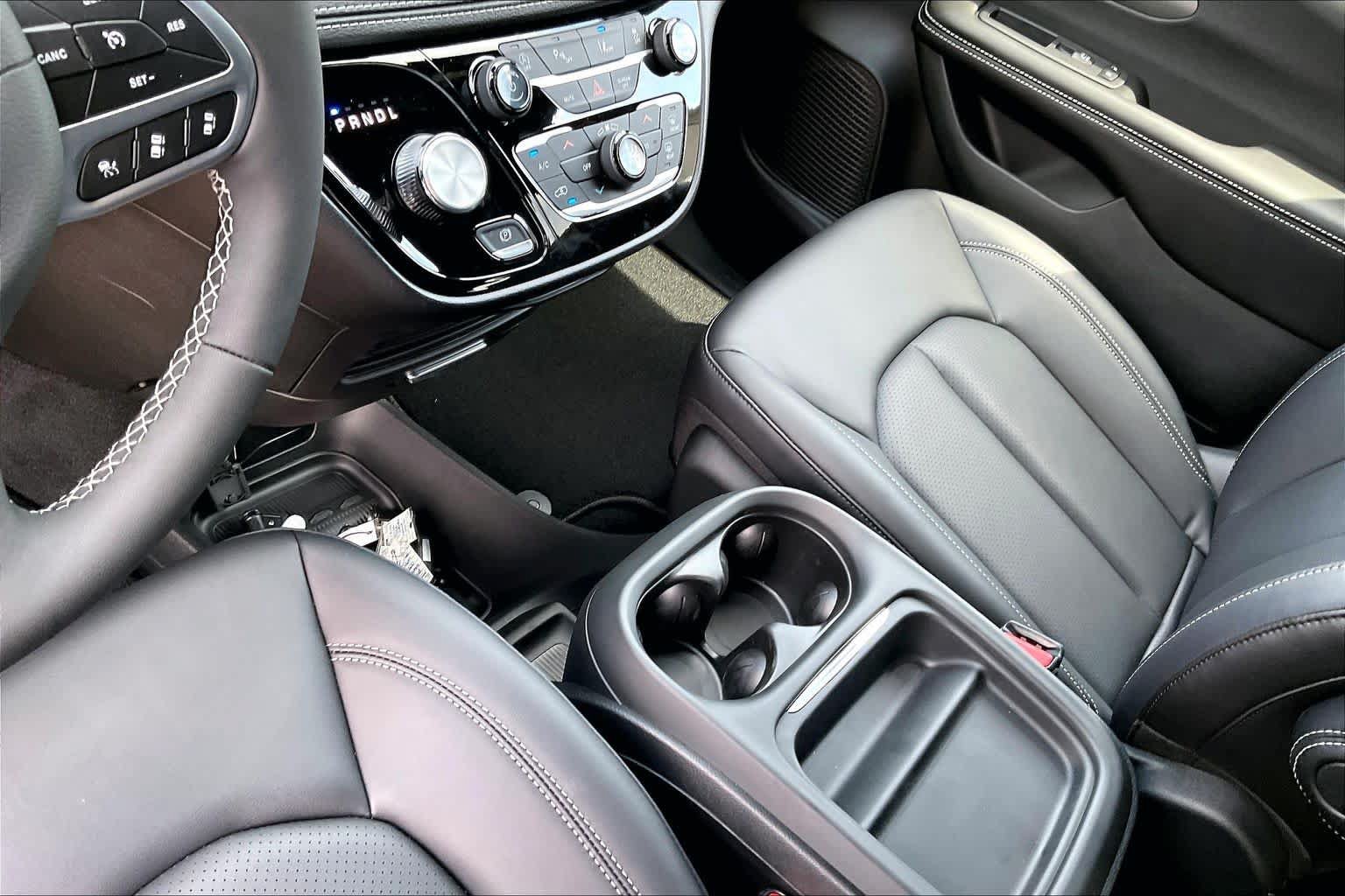 New 2027 Chrysler Pacifica Select FWD image 7