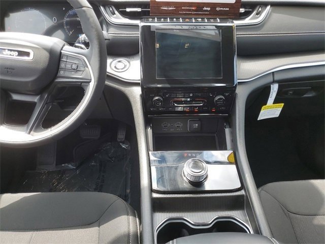 Used 2023 Jeep Grand Cherokee Laredo w/ Luxury Tech Group I image 16