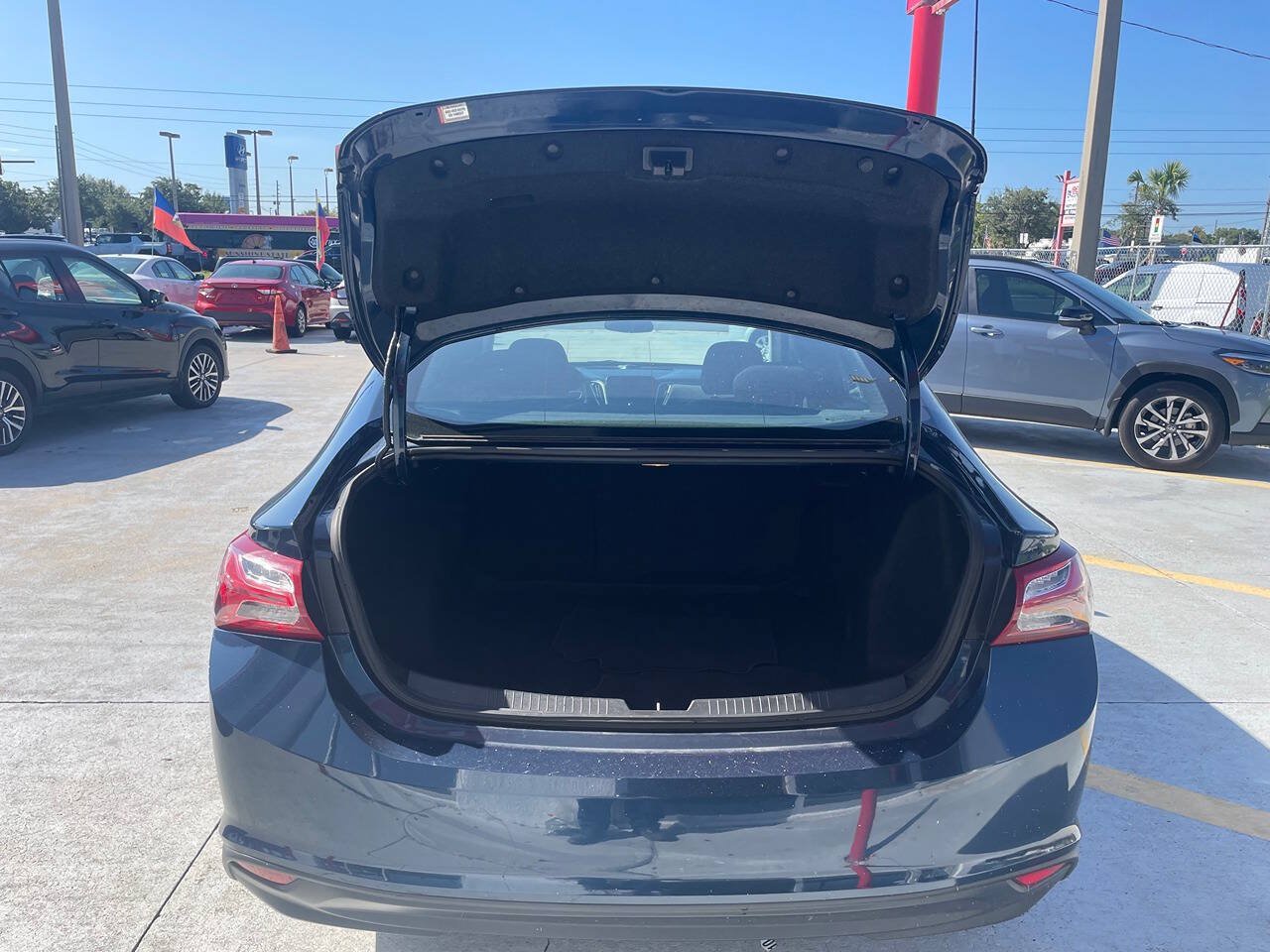 Used 2022 Chevrolet Malibu LT FWD image 2