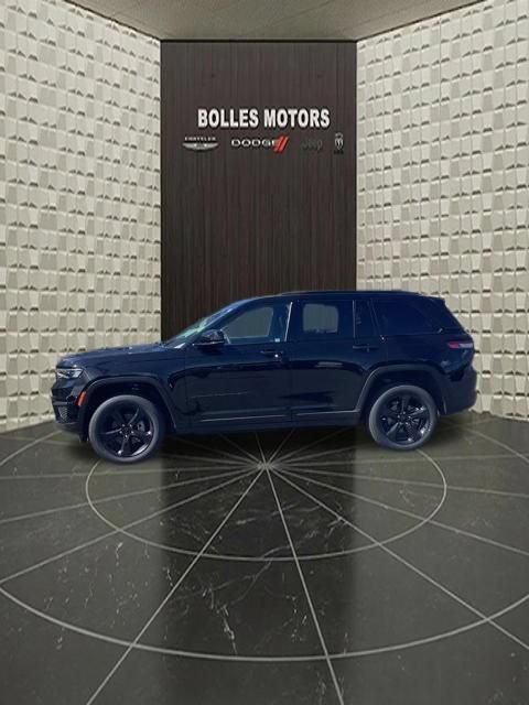 Used 2023 Jeep Grand Cherokee Altitude AWD/4WD image 13