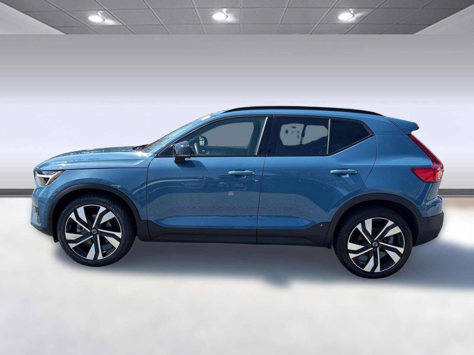 Certified 2023 Volvo XC40 B5 Plus w/ Driver Assist Package image 2