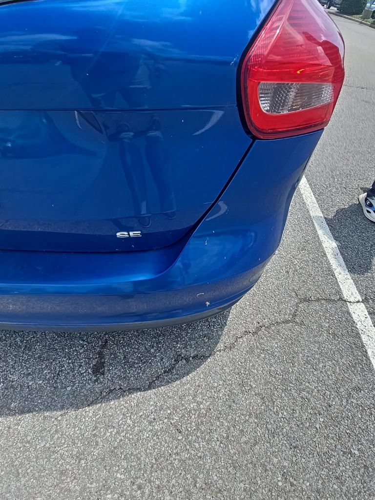 Used 2018 Ford Focus SE w/ Cold Weather Package FWD image 3