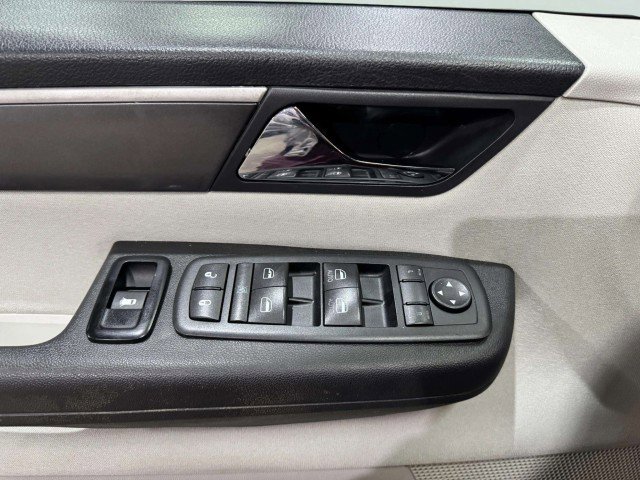 Used 2012 Volkswagen Routan S image 20