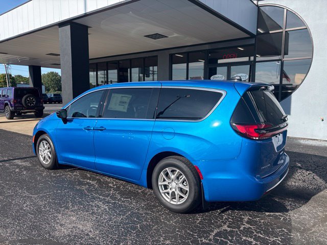 New 2027 Chrysler Pacifica Select FWD image 5