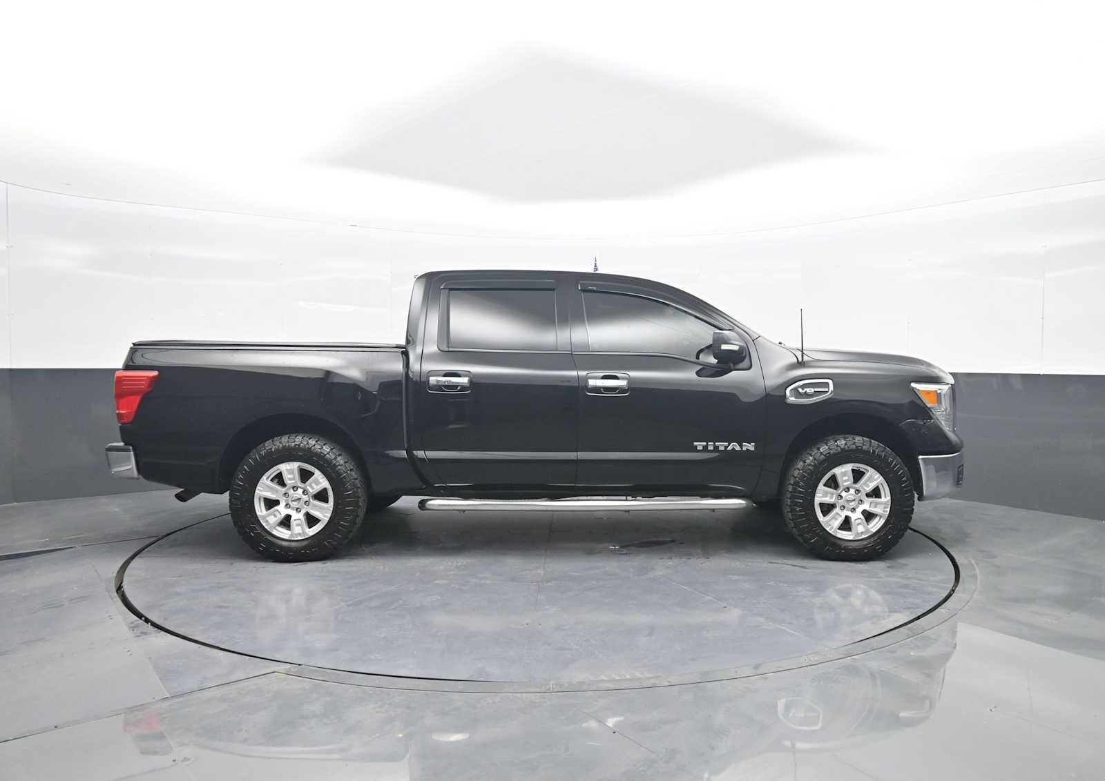 Used 2017 Nissan Titan SV AWD/4WD image 9