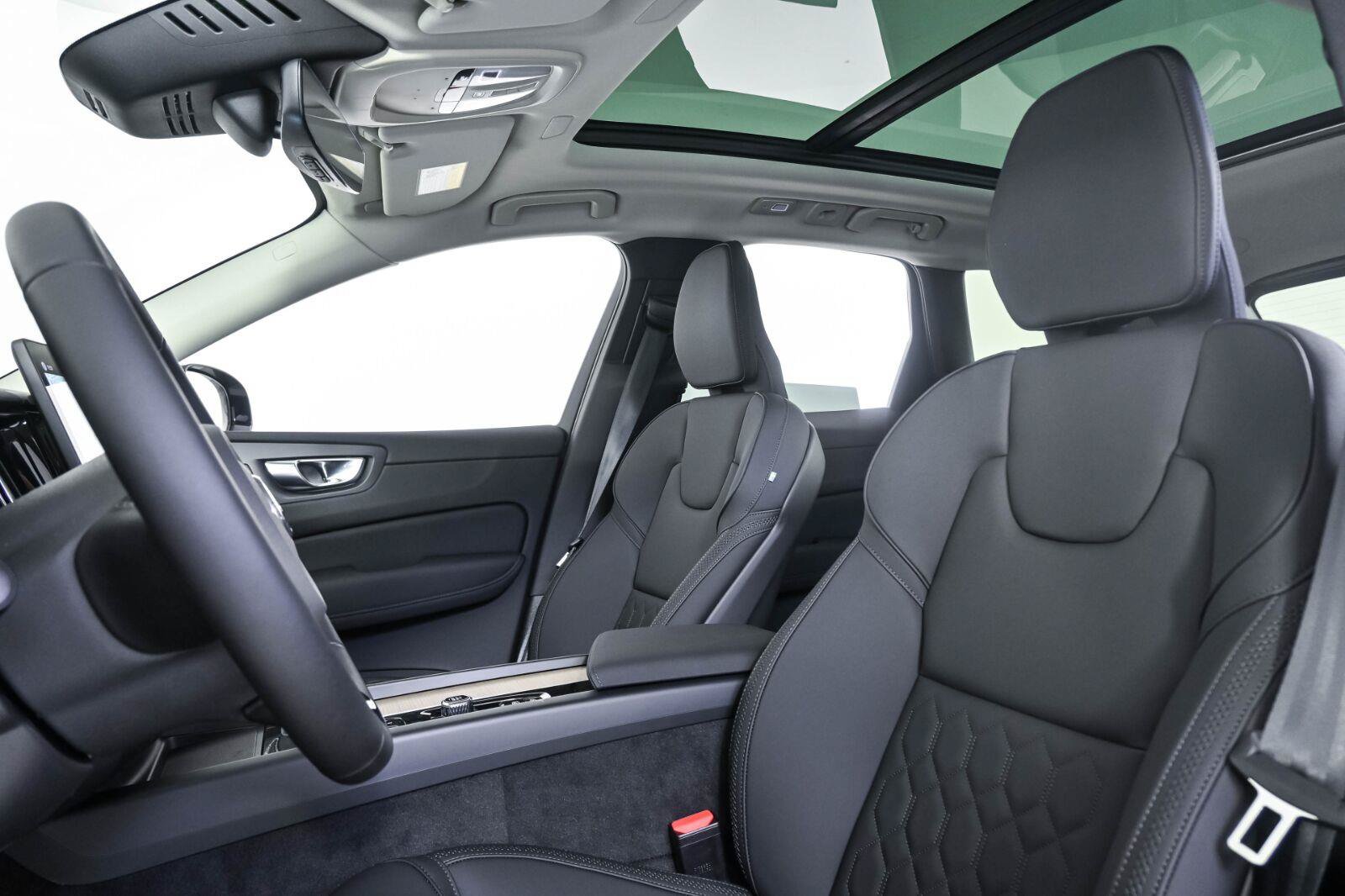 New 2026 Volvo XC60 T8 Plus w/ Climate Package AWD/4WD image 5