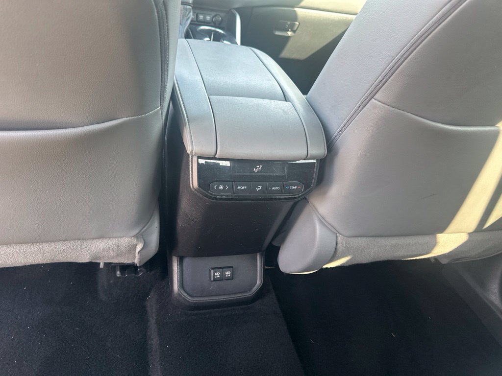 Used 2021 Toyota Highlander XLE FWD image 29