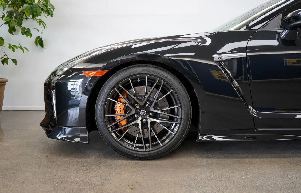 Used 2021 Nissan GT-R Premium image 7