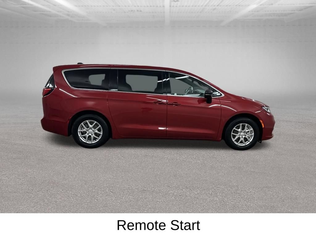 Used 2025 Chrysler Pacifica Select FWD image 14
