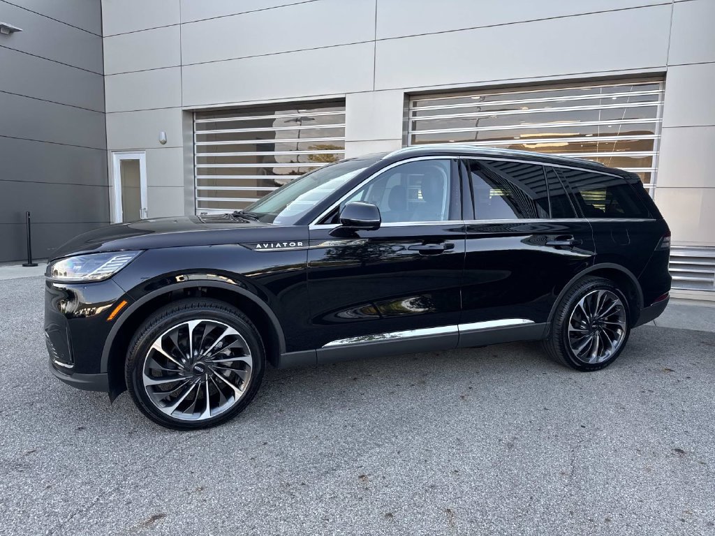 Used 2025 Lincoln Aviator Reserve w/ Illumination Package AWD/4WD image 3