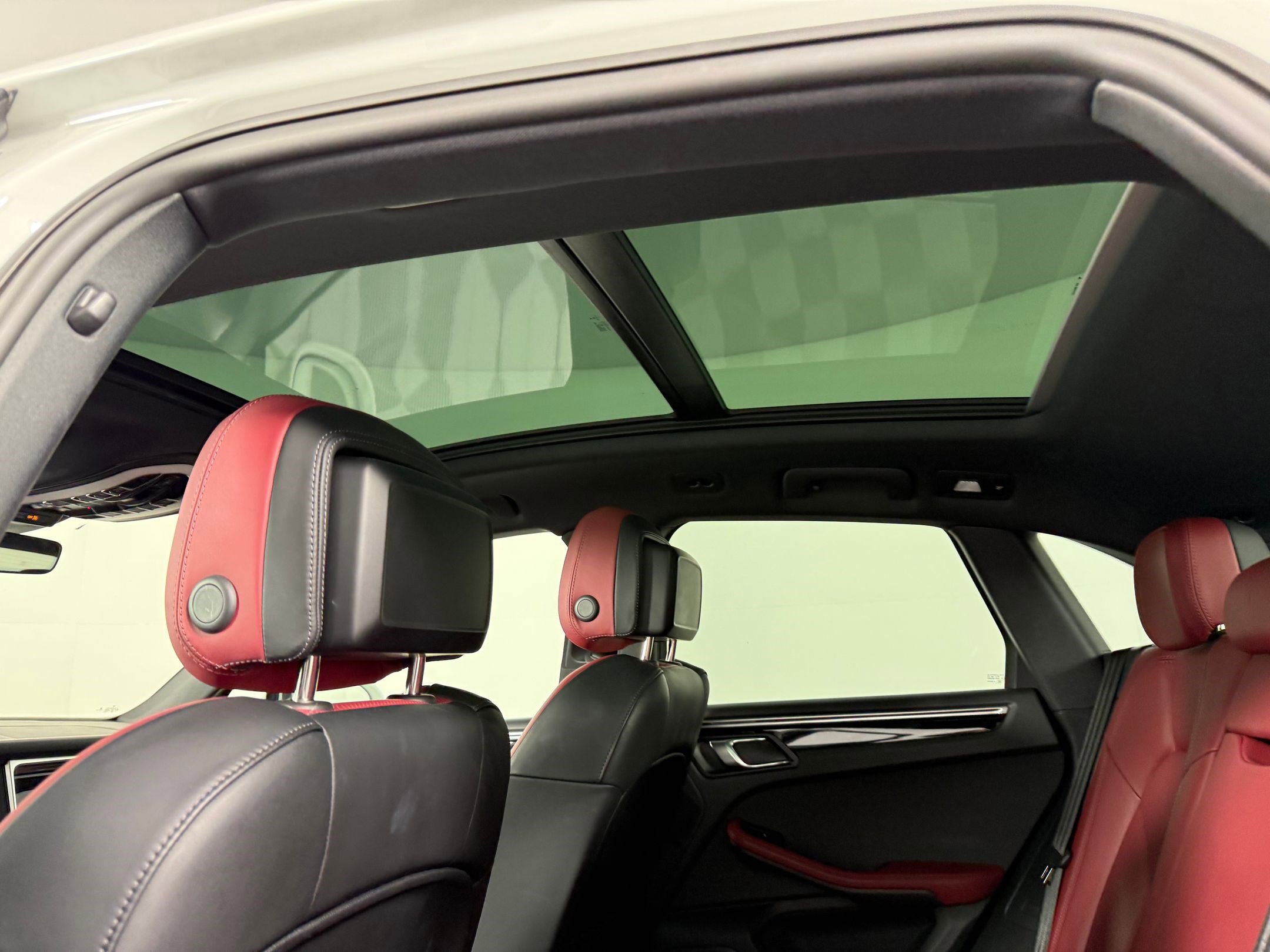 Certified 2022 Porsche Macan image 19