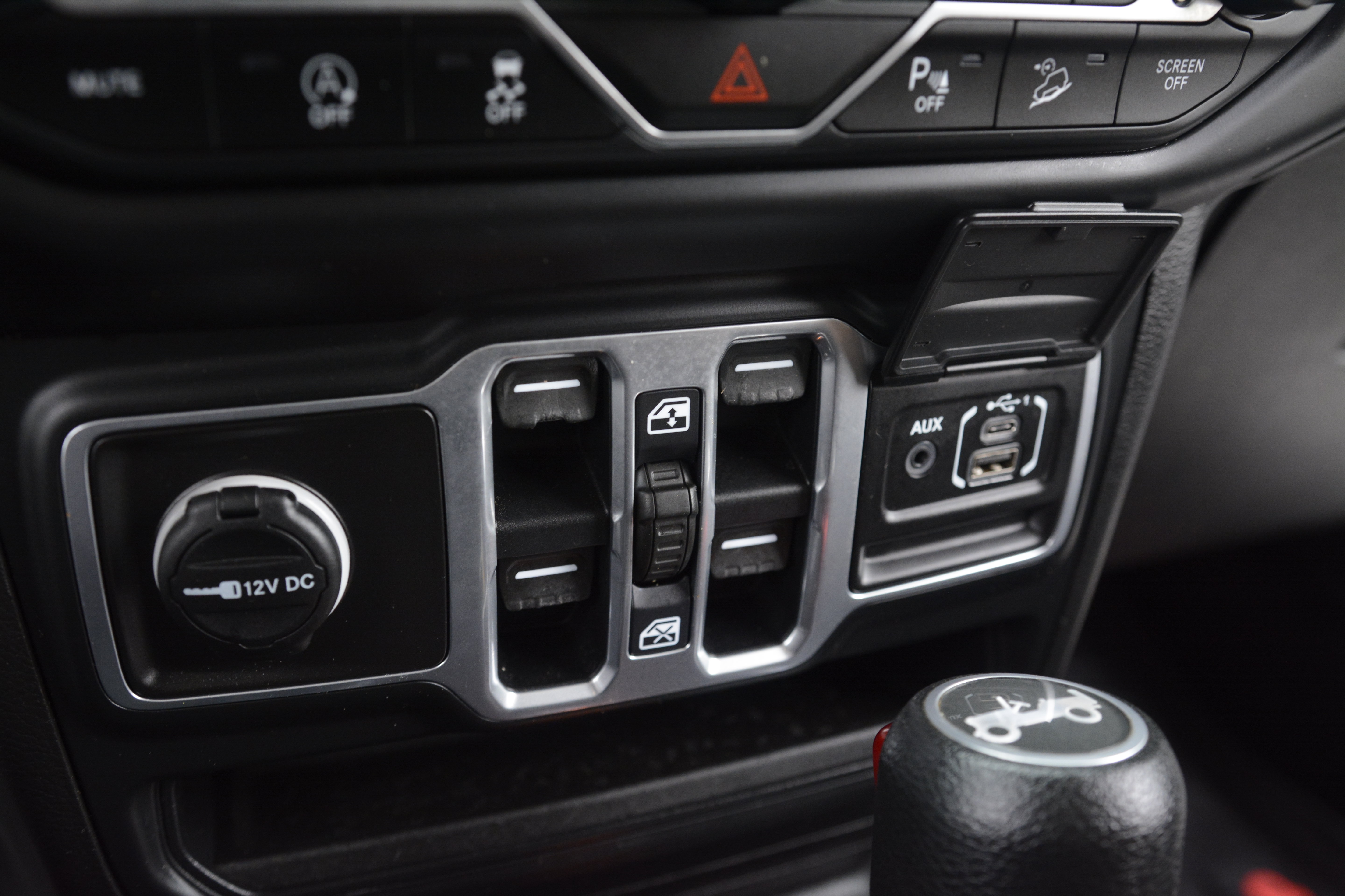 Used 2018 Jeep Wrangler Unlimited Sahara AWD/4WD image 23