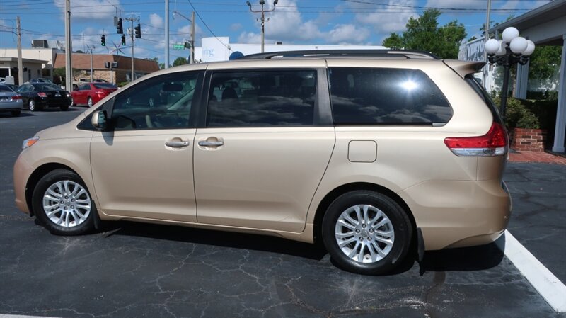 Used 2011 Toyota Sienna XLE w/ Premium Pkg FWD image 11