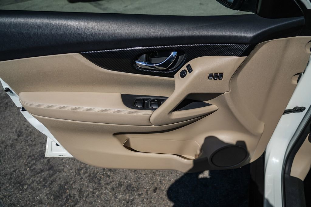 Used 2017 Nissan Rogue SL image 20
