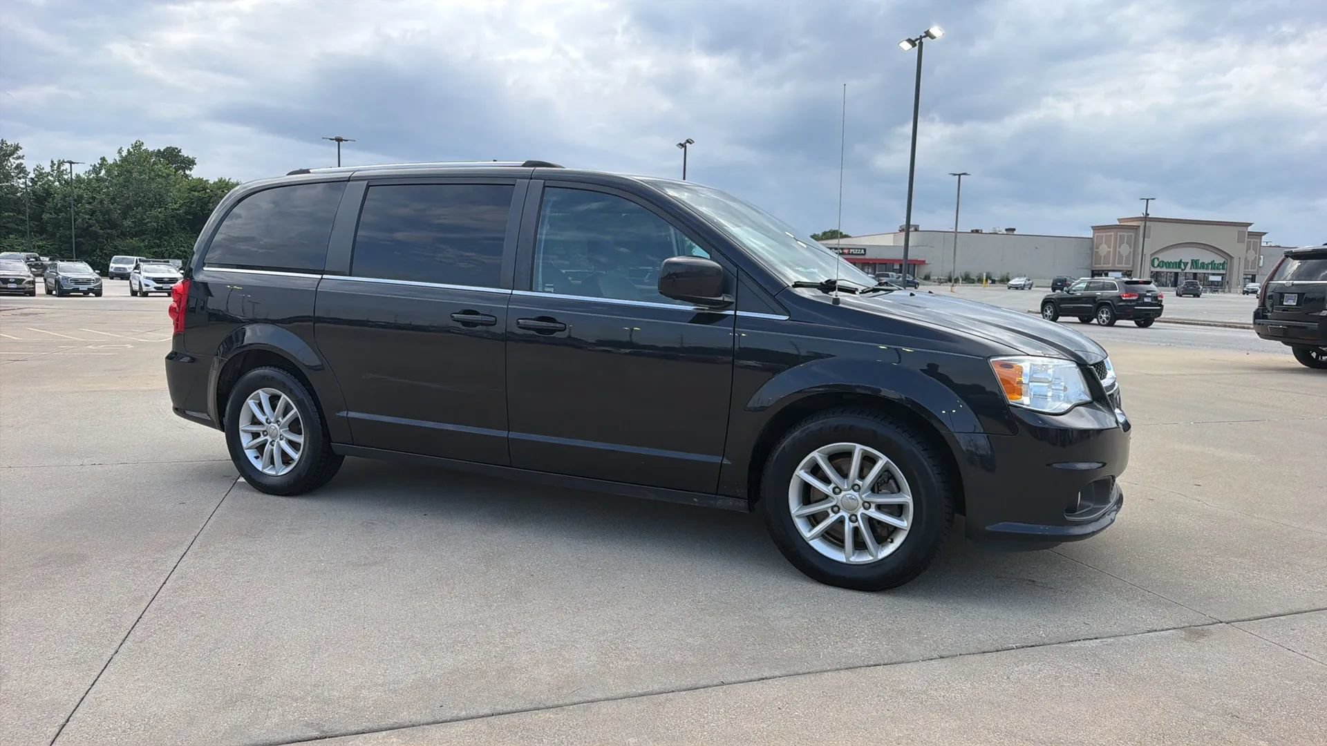 Used 2019 Dodge Grand Caravan SXT w/ Driver Convenience Group FWD image 27