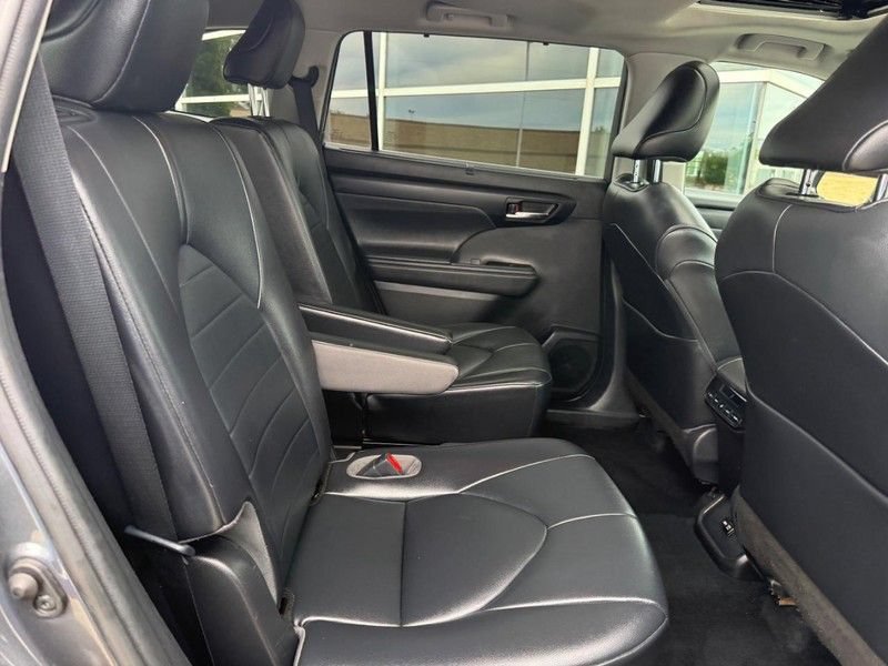 Used 2021 Toyota Highlander XLE AWD/4WD image 12