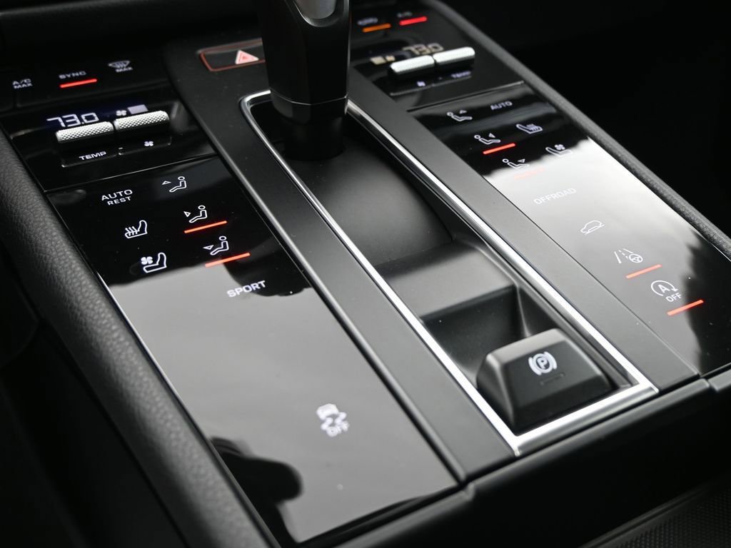 Used 2025 Porsche Macan AWD/4WD image 18