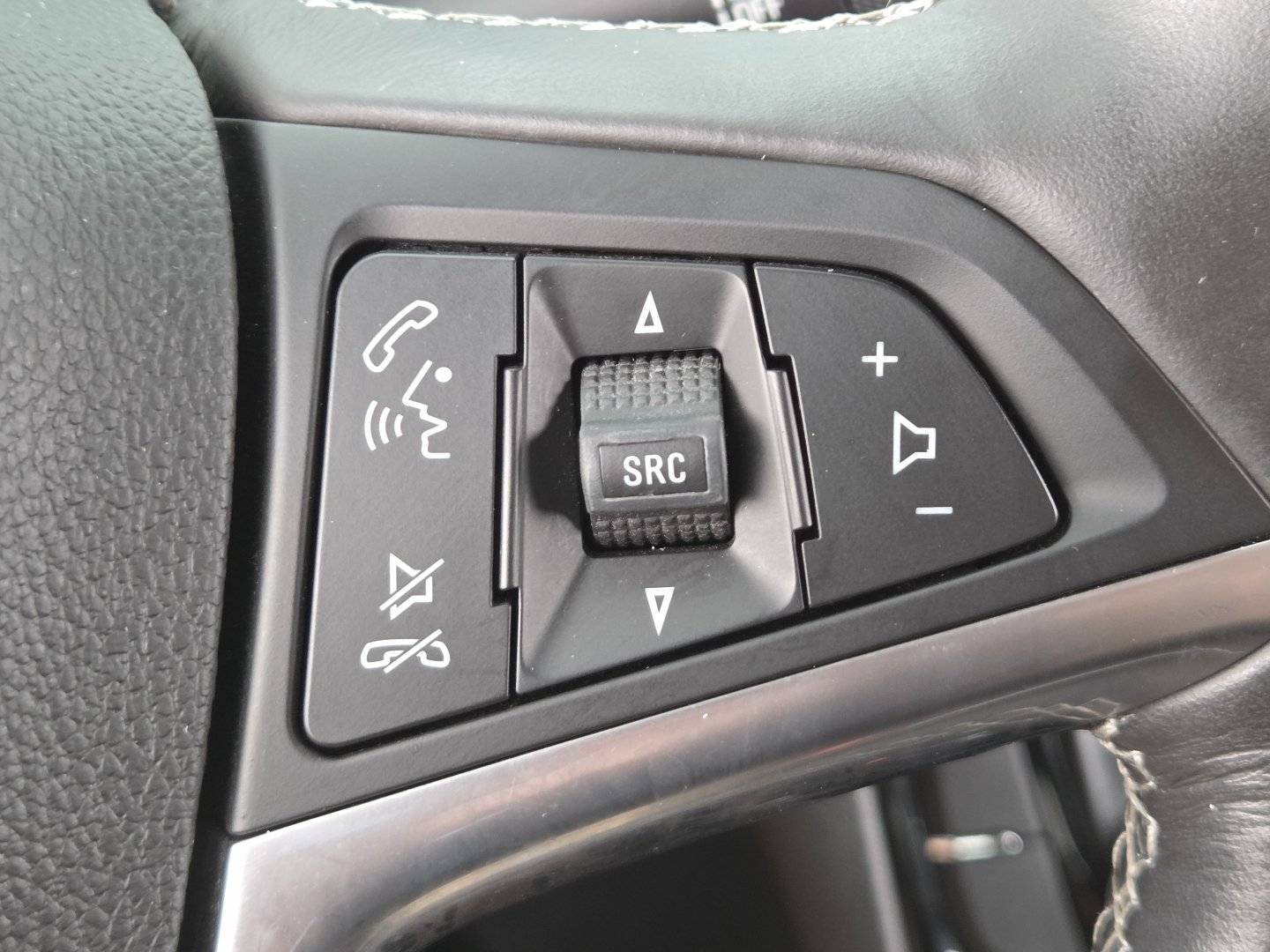 Used 2017 Buick Encore Essence FWD image 29