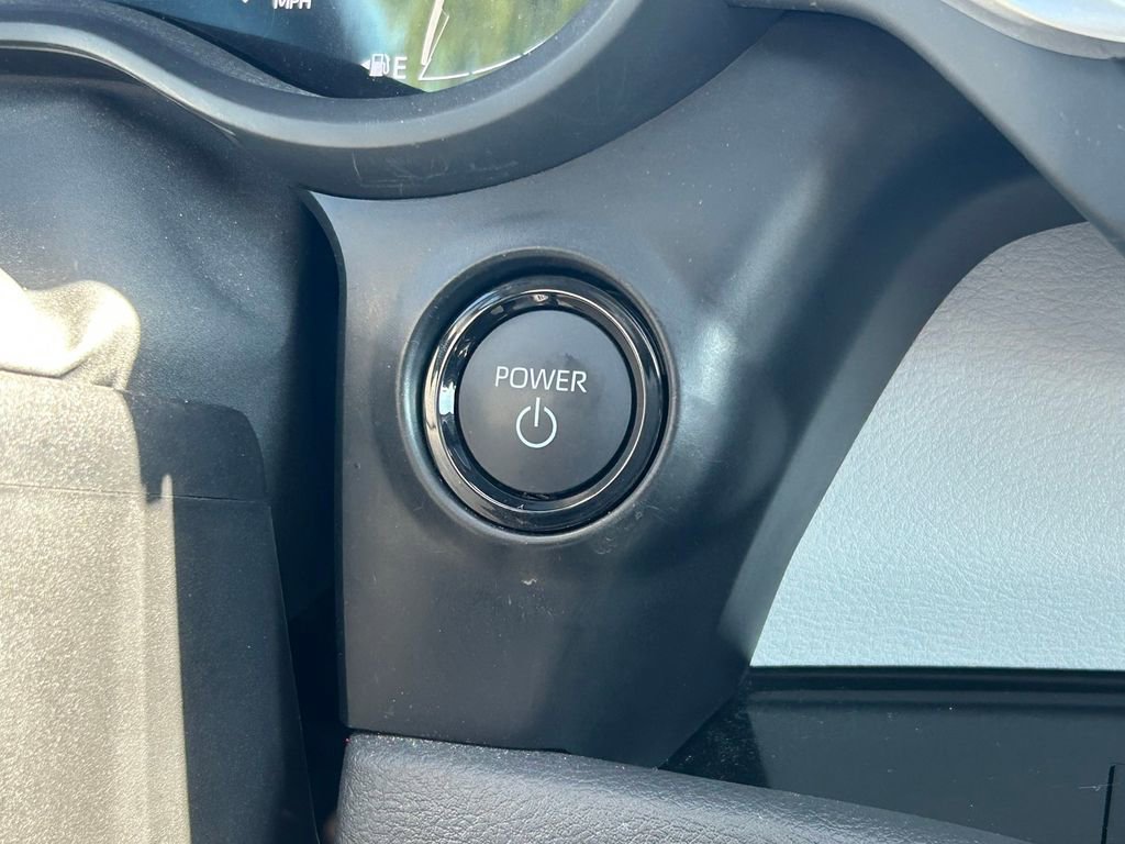 Used 2025 Toyota Sienna XLE image 32