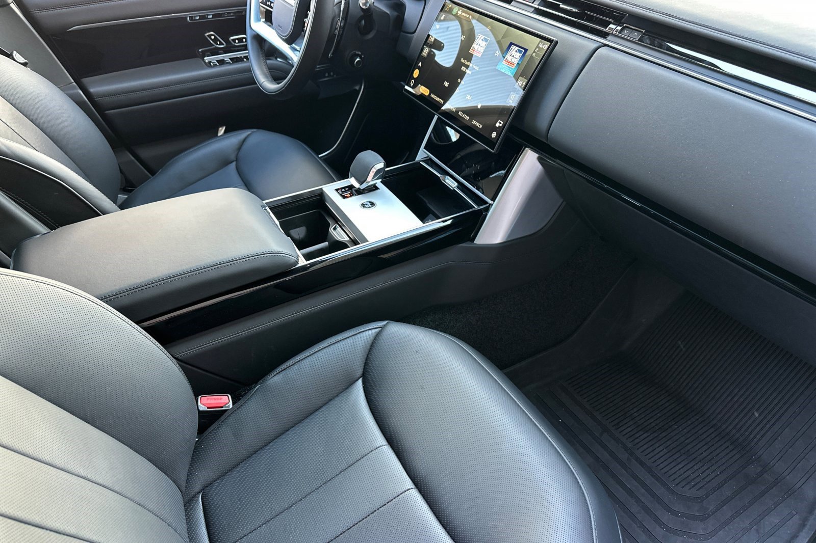 Used 2025 Land Rover Range Rover SE image 32