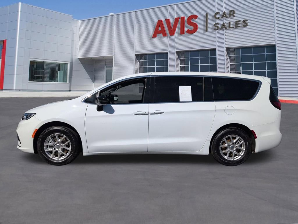 Used 2025 Chrysler Pacifica Select image 10