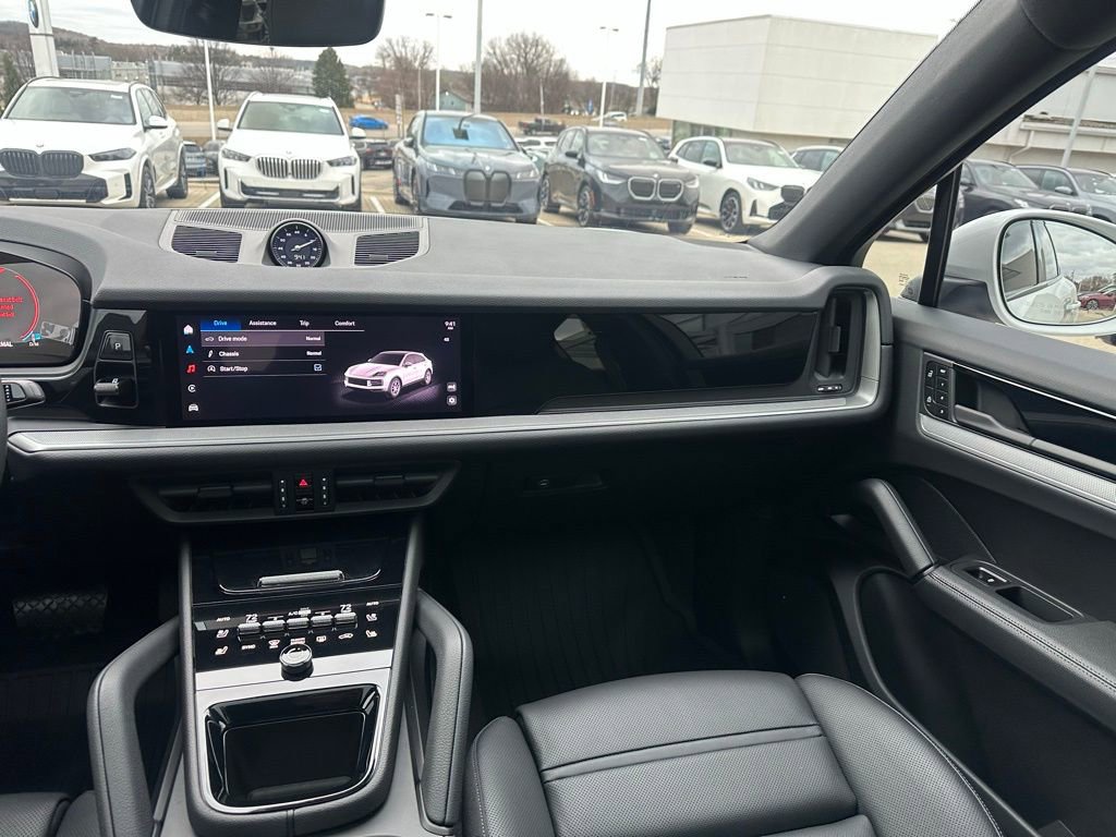 Used 2025 Porsche Cayenne Coupe image 27