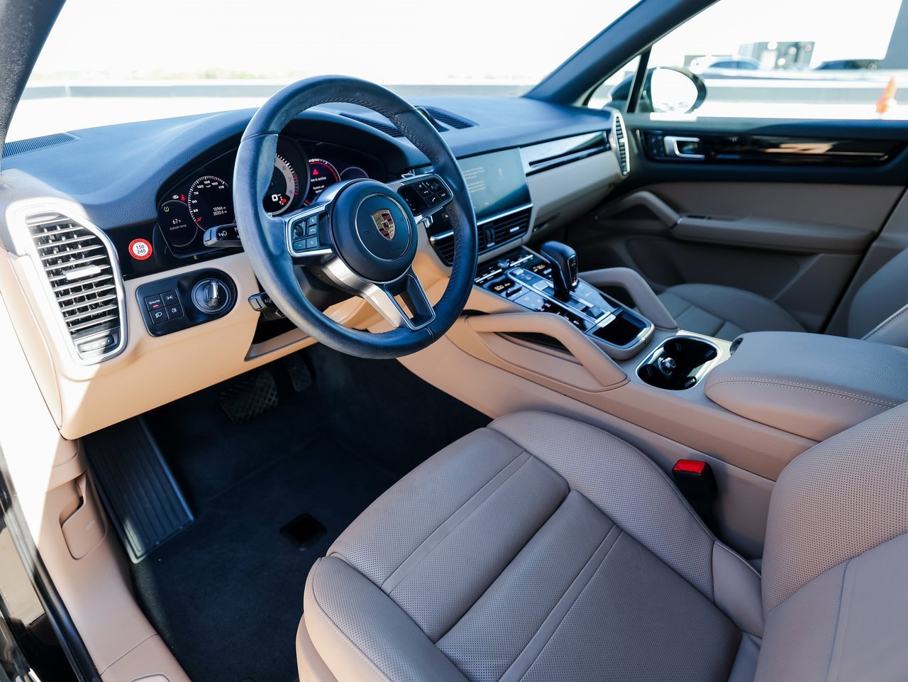 Certified 2023 Porsche Cayenne Platinum Edition image 4