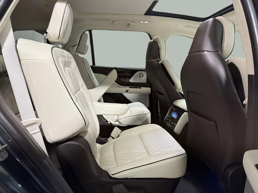 Used 2022 Lincoln Aviator Black Label w/ Class IV Trailer Tow Package image 28