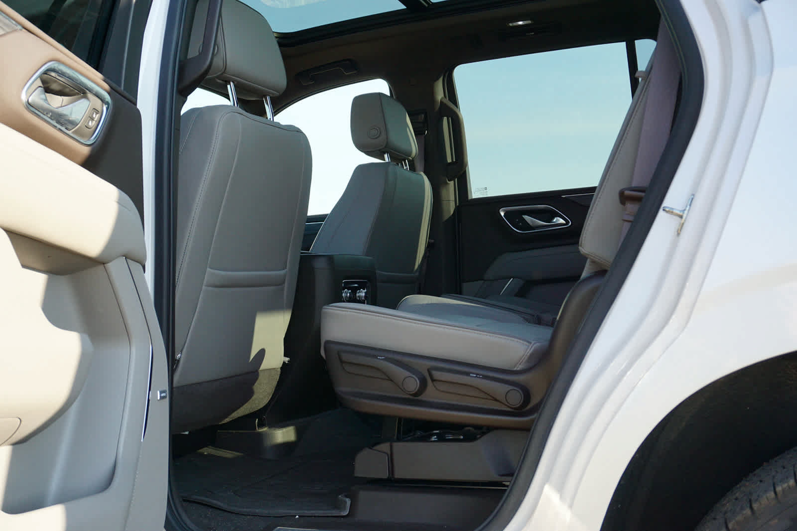 Used 2021 GMC Yukon SLT w/ SLT Premium Package AWD/4WD image 26