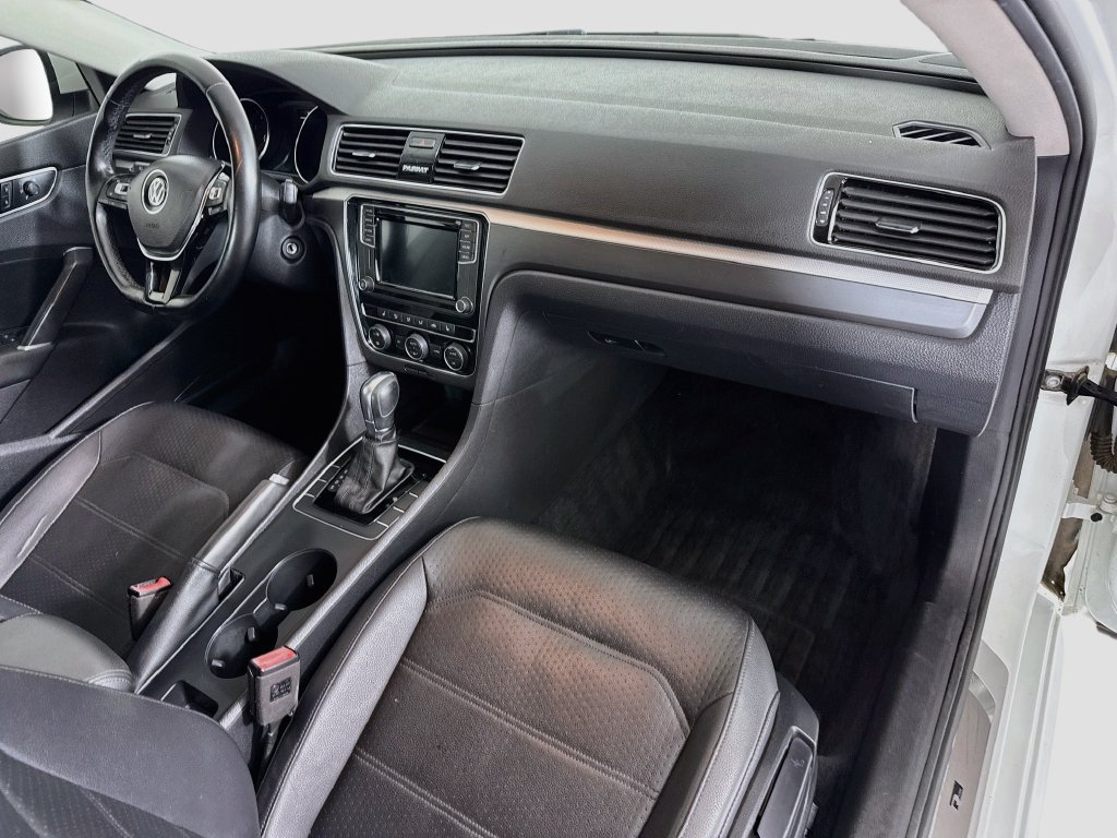 Used 2018 Volkswagen Passat 2.0T R-Line w/ R-Line Lighting Package FWD image 17