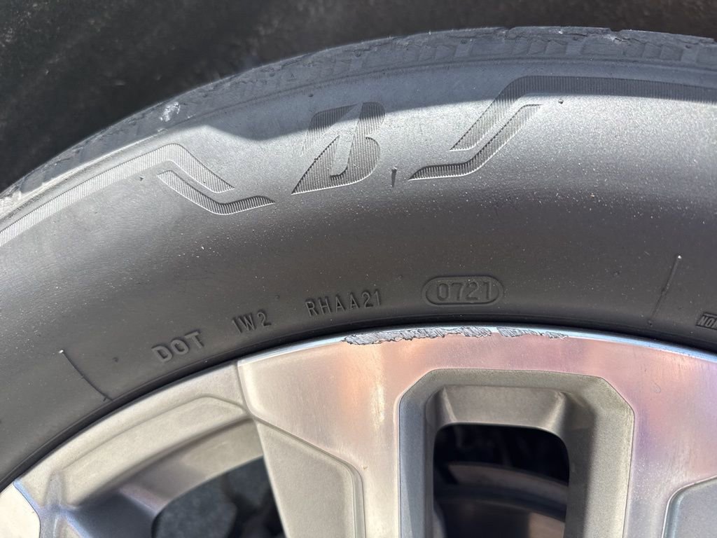 Used 2021 GMC Yukon Denali w/ Denali Premium Package image 10