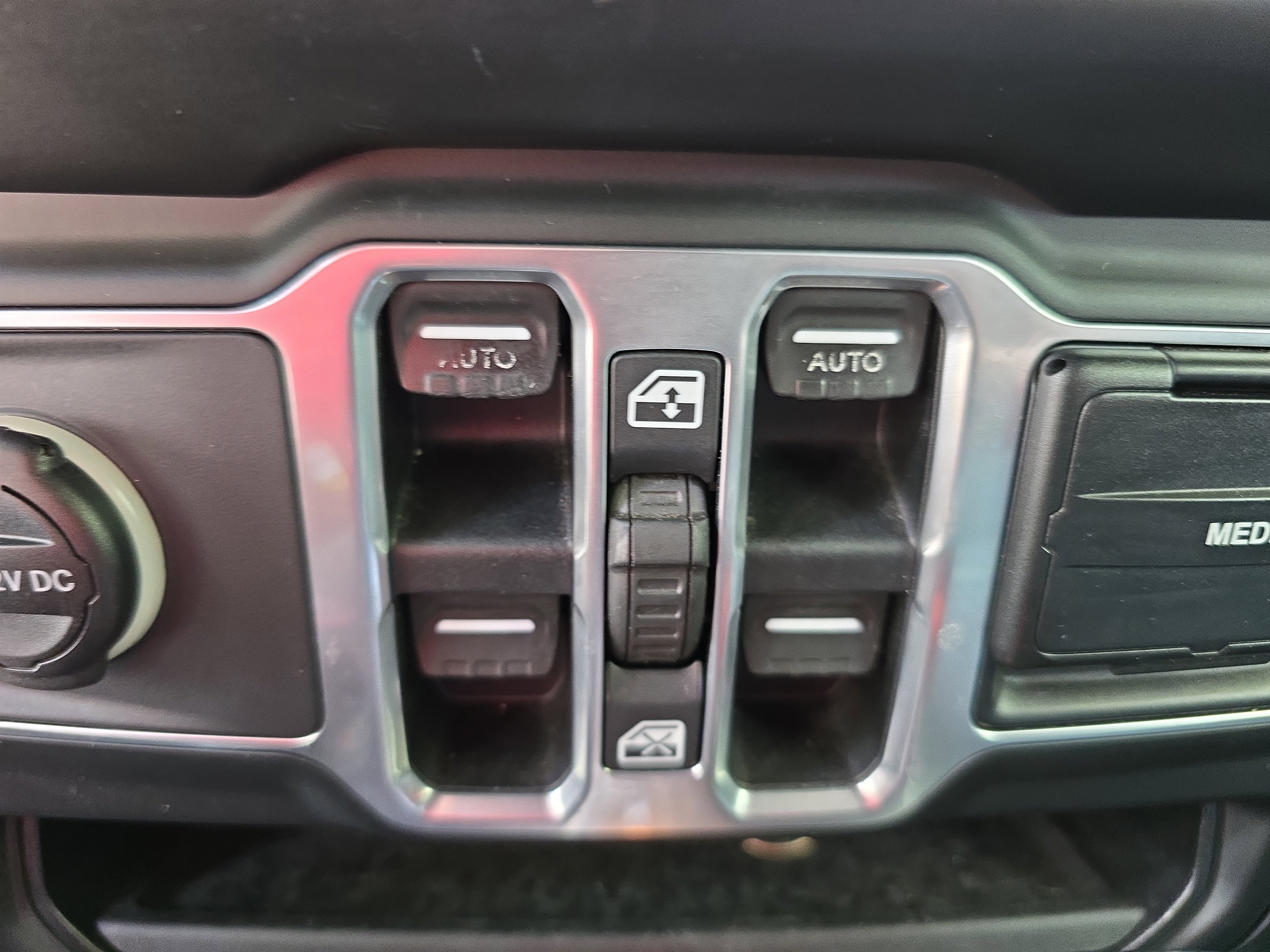 Used 2018 Jeep Wrangler Unlimited Sahara image 27