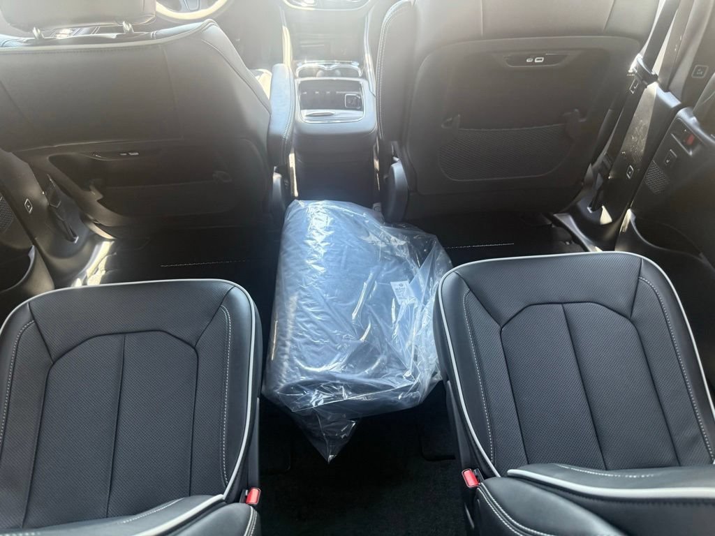 New 2027 Chrysler Pacifica Limited w/ Family Tech Group FWD image 40