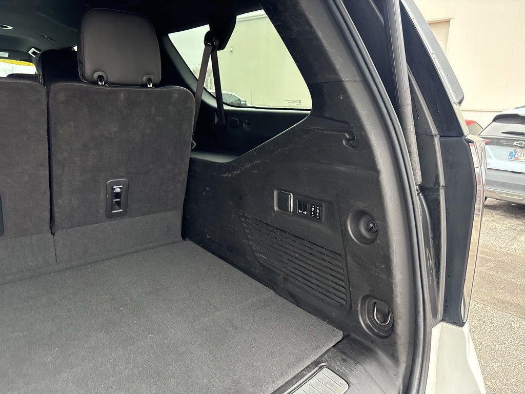 Used 2023 Chevrolet Suburban Premier image 9