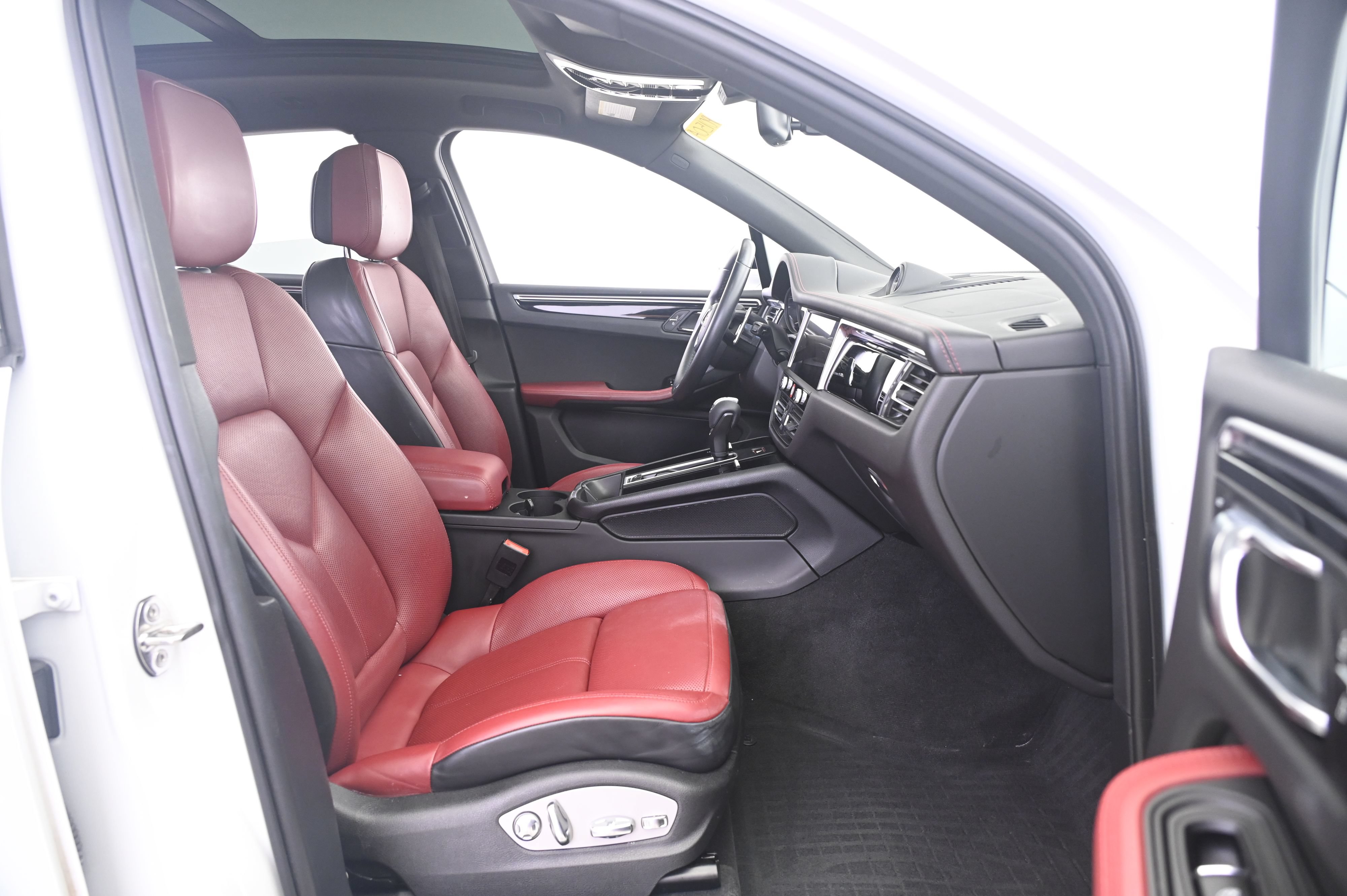Certified 2022 Porsche Macan AWD/4WD image 23