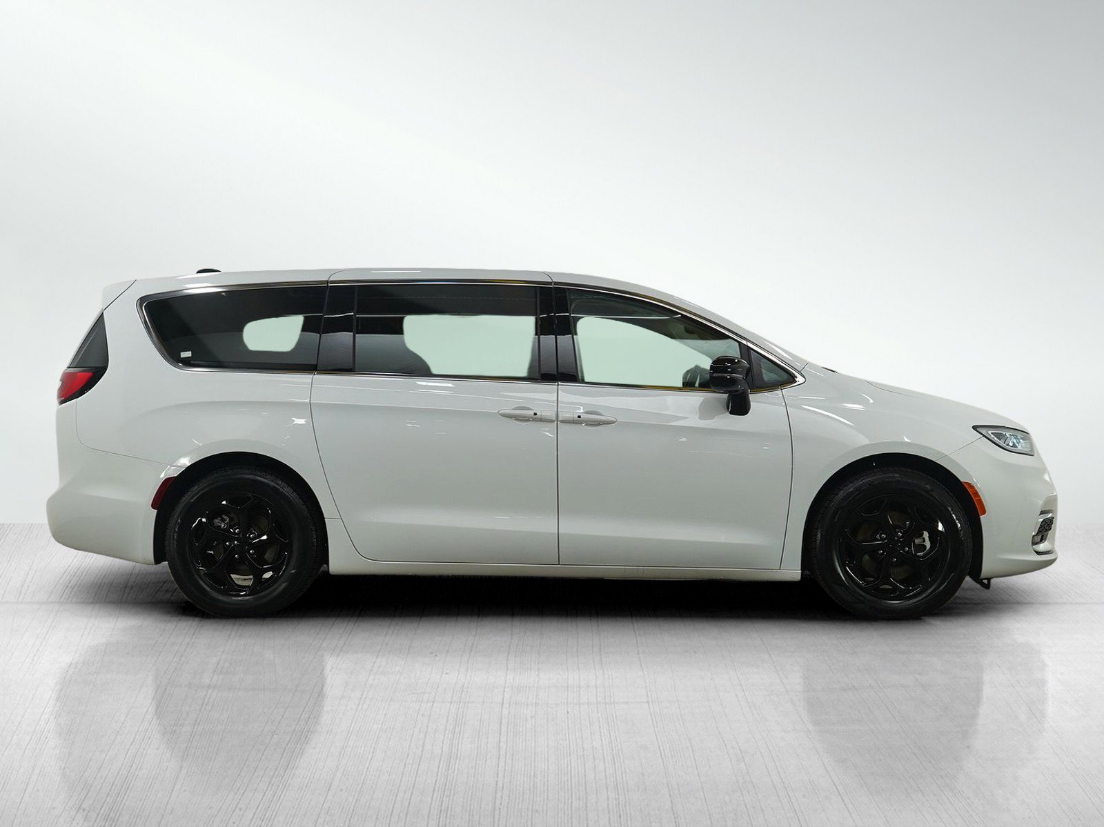Used 2024 Chrysler Pacifica Limited image 6