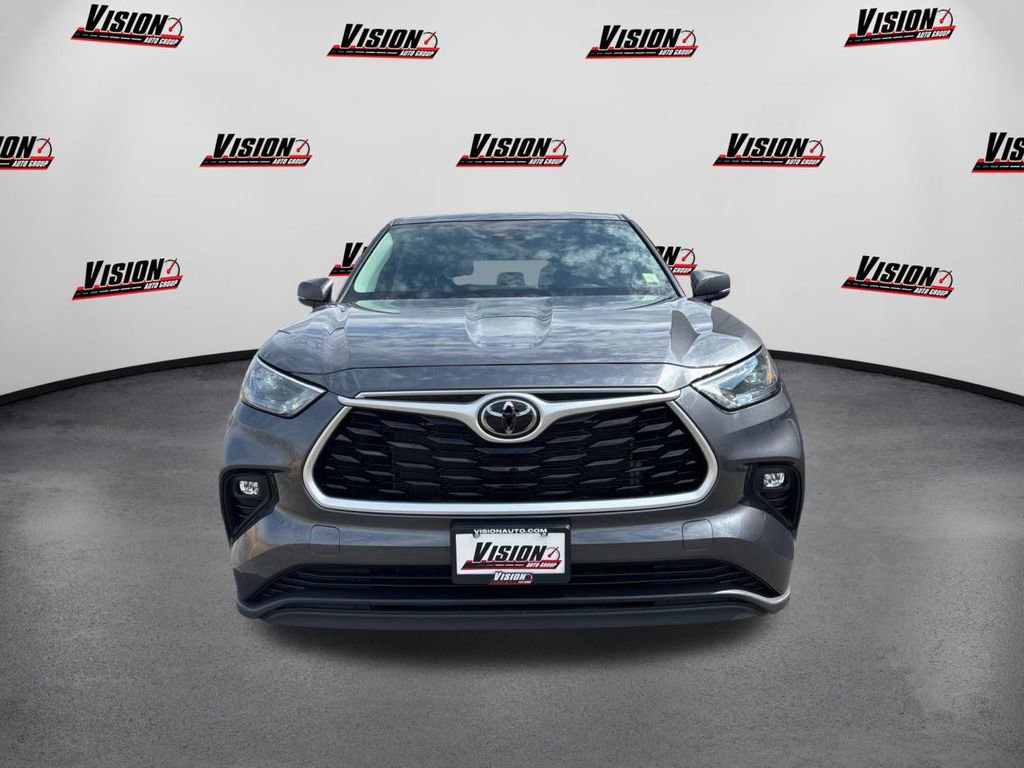 Used 2023 Toyota Highlander LE AWD/4WD image 2