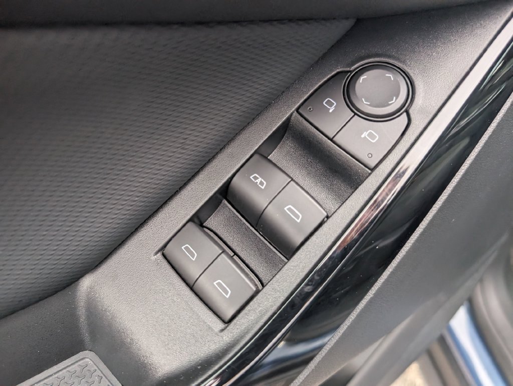 Used 2026 Chevrolet Equinox LT w/ Safety and Technology Package FWD image 15