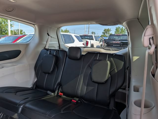 Used 2024 Chrysler Pacifica Touring-L FWD image 16