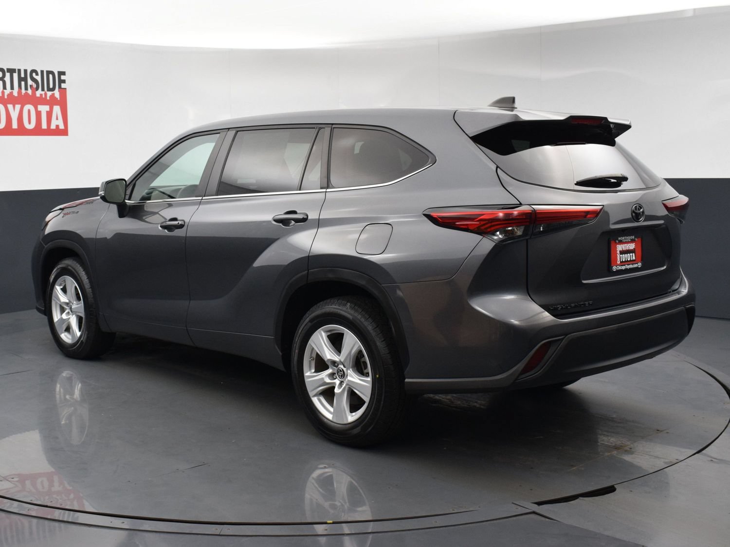 Used 2023 Toyota Highlander L FWD image 3
